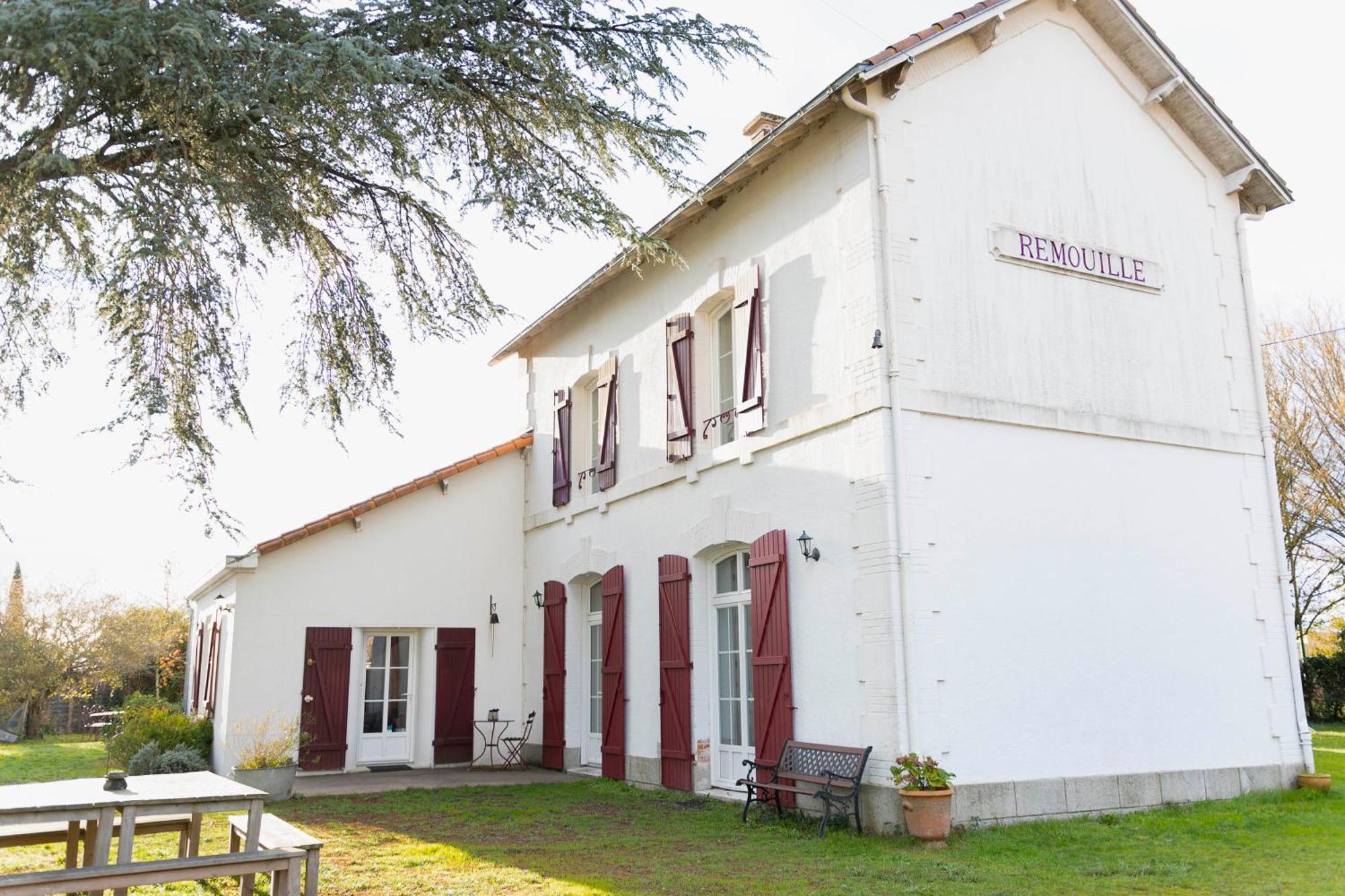 Le Gite De La Gare - Gite De Groupe 14 Personnes Villa Remouille Exterior photo